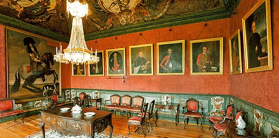 Sala dos retratos, na Casa da Ínsua.