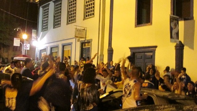 Mesmo com chuva cruzeirenses saem as ruas de Sabará, para comemorar a conquista do tetra campeonato brasileiro. Foto: Cleber Paes- Sou Sabará