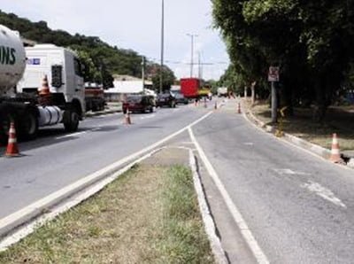 Homem com carro furtado bate em carreta na 381 aqui em Sabará