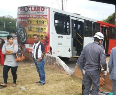 Ônibus bate em mureta na Avenida Cristiano Machado