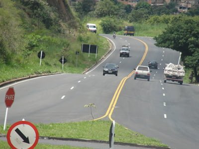 Acidente entre dois carros em Sabará deixa uma pessoa gravemente ferida