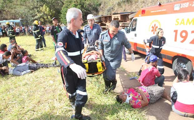 Ônibus coletivo capota e deixa pelo menos um morto aqui em Sabará