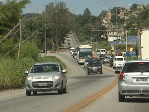Carreta tomba na BR-381 após bobina de aço deslocar da carroceria em Sabará