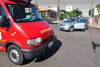 Mulher fica ferida ao bater carro no bairro Esplanada