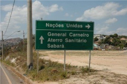 Garis fecham aterro de Sabará e impedem entrada e saída de caminhões