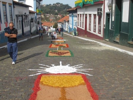 Sabará (MG) celebra Corpus Christi com missa e com seus tradicionais tapetes nas ruas