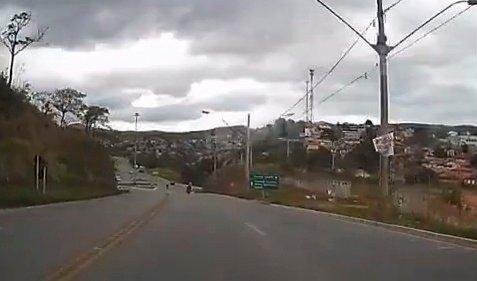 Vídeo: Policiais perseguem ladrão em Sabará