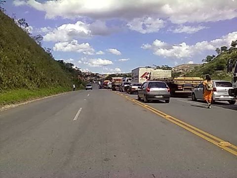 Trânsito parado na estrada que liga Sabará á Belo Horizonte