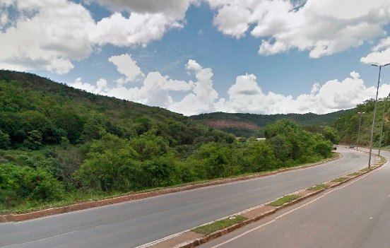 Carro capota e vítima desaparece em rio de Sabará