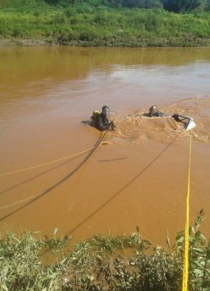 Corpo de homem que sumiu após carro cair no rio das Velhas em Sabará é resgatado