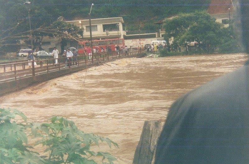 Enchente de 1997 – Antiga ponte de Roça Grande – Sabará