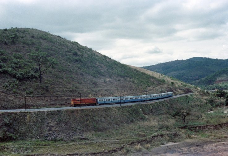 Trem de Subúrbio entre as estações de General Carneiro e Sabará no ano de 1980.