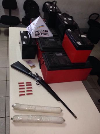 Um homem é preso e um menor apreendido com explosivos