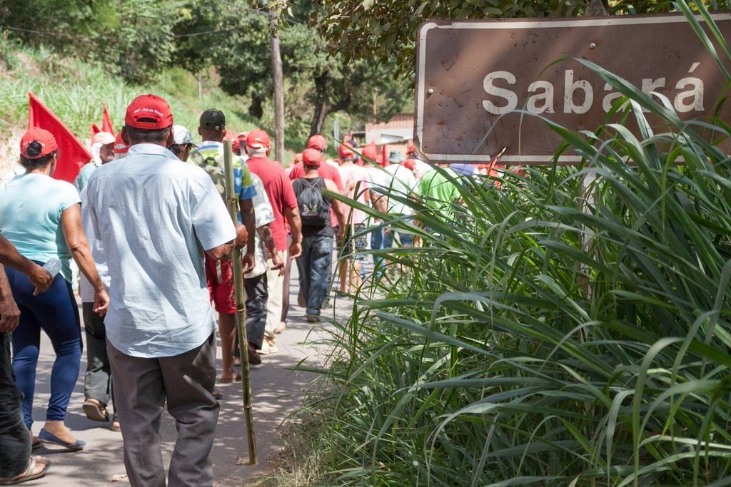 Marcha do Movimento Sem-Terra (MST) faz passeata em Sabará contra o Impeachment