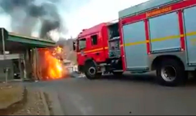 Caminhão tanque pega fogo na entrada de posto em Sabará (Vídeo)