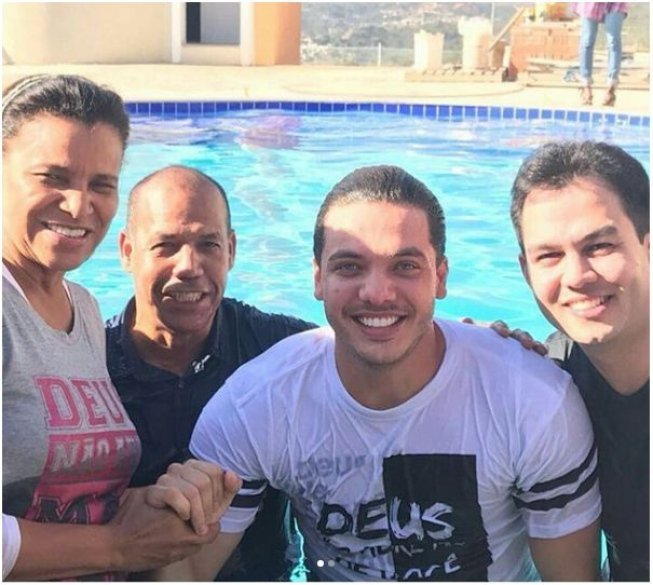 Agora evangélico, Wesley Safadão é batizado em sítio de Sabará