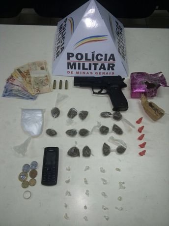 Ravena – Polícia localiza carro roubado com réplica de pistola e drogas
