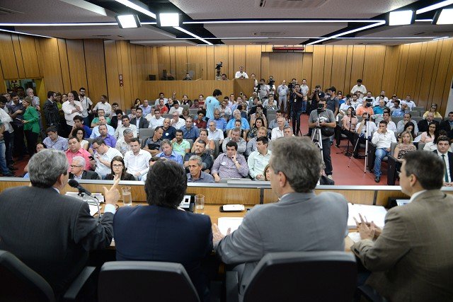 Prefeitos ameaçam romper contratos e processar Copasa