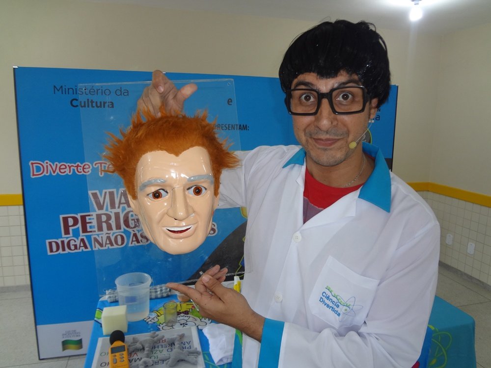 Crianças de Minas Gerais assistem peça de teatro gratuita sobre as consequências do uso de drogas