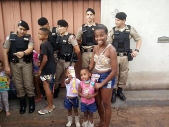 Policiais presenteiam crianças carentes em Sabará