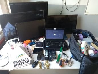 Policiais prendem em flagrante dupla que assaltava residência em Sabará