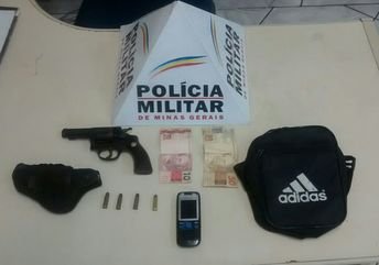 Polícia recupera carro roubado e apreende arma de fogo em Ravena