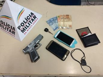 Operação da Polícia apreende drogas e recupera moto roubada em Sabará