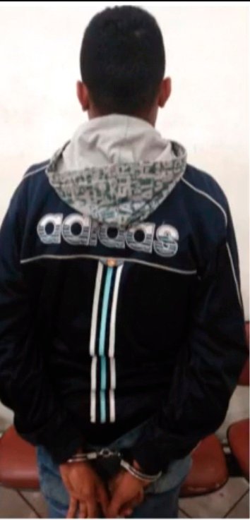 Adolescente de 17 anos oferece drogas para PMs em Sabará e acaba detido