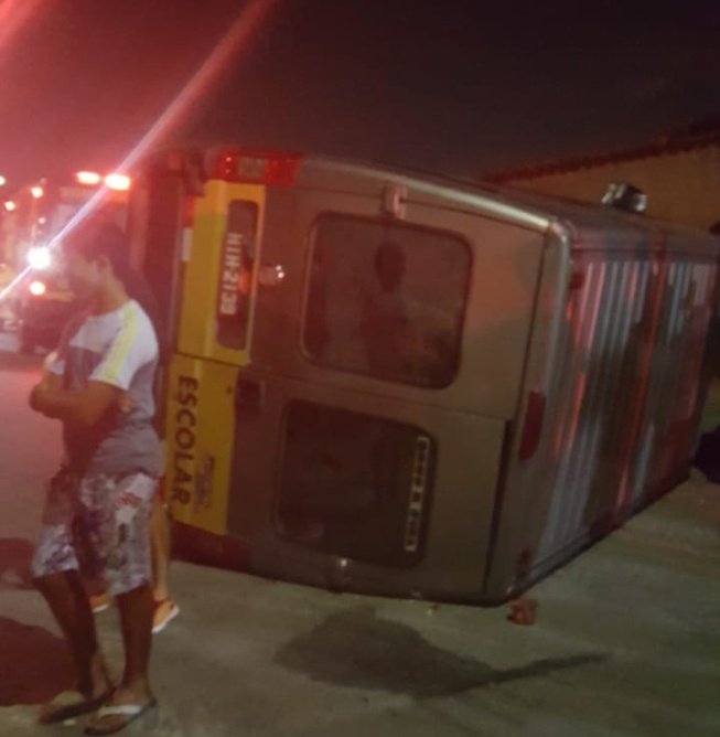 Van escolar tomba com 15 crianças em Sabará