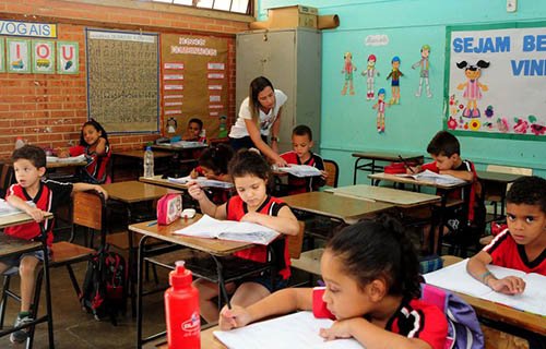Governo de MG apresenta proposta de reajuste no Piso Nacional para professores do estado