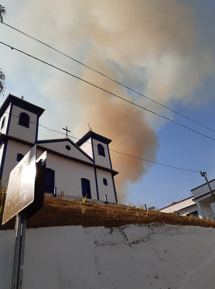 Moradores registram queimadas em Sabará e ficam indignados