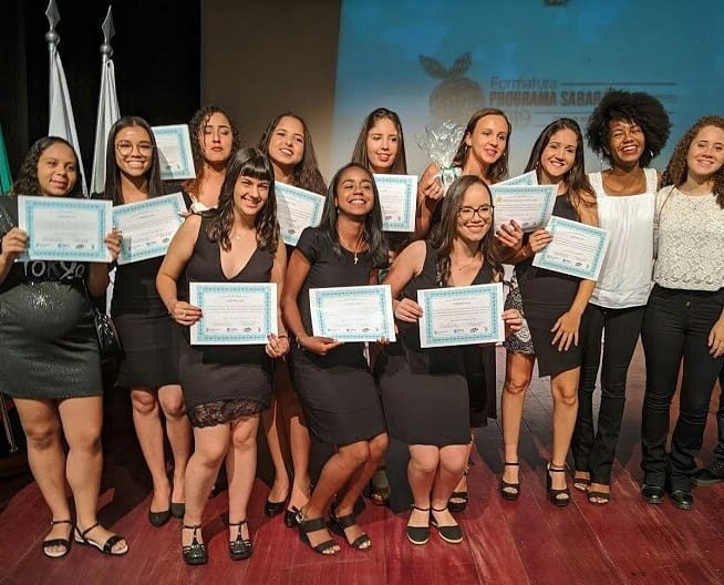Meninas formam no Programa Sabará (Projeto que ensina robótica e programação) . Confira!