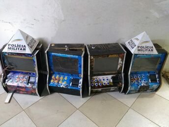 Policiais apreendem drogas e máquinas de caça-níqueis em Sabará
