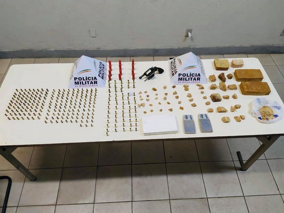 Polícia encontra drogas, armas e várias munições em Sabará