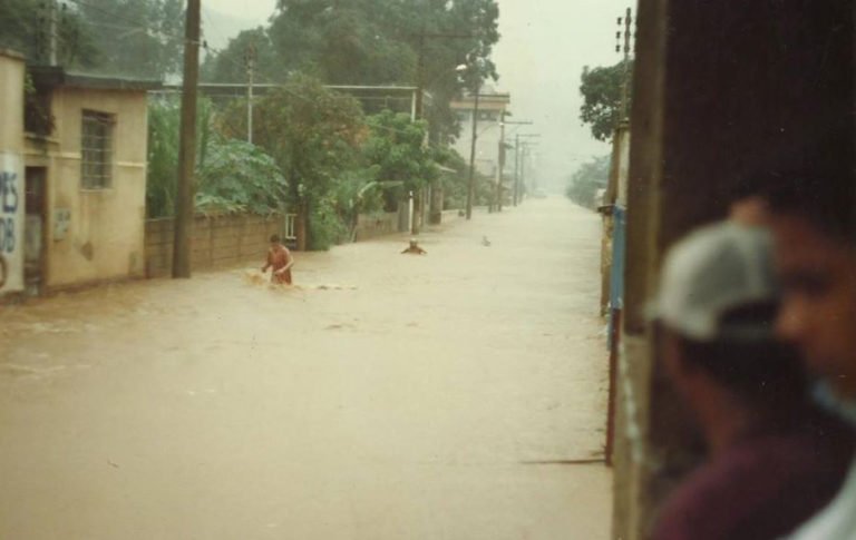 Fotos da Enchente de 1997 no bairro Paciência em Sabará
