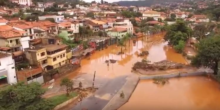 Imagens aéreas de Sabará, um dia após a enchente