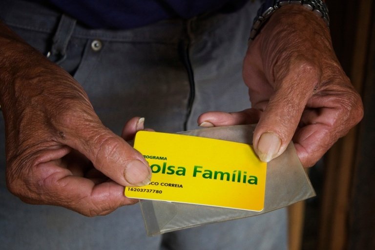 Moradores de municípios afetados por chuvas já podem sacar o Bolsa Família