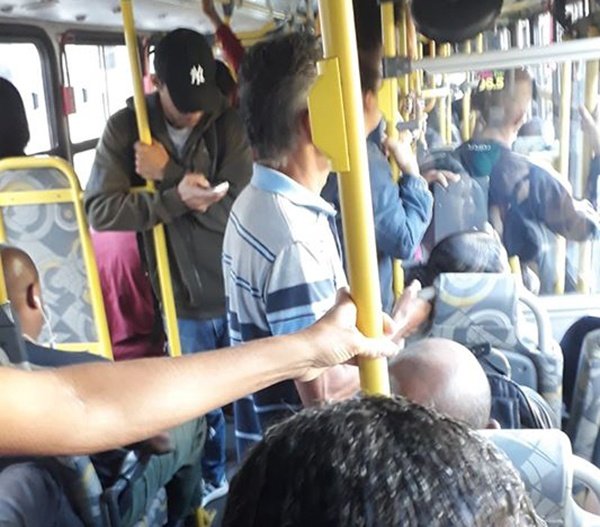 Ônibus circulam lotados em Sabará, nesta terça 24/03