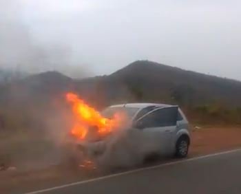 Carro pega fogo na estrada que liga Sabará/Caeté