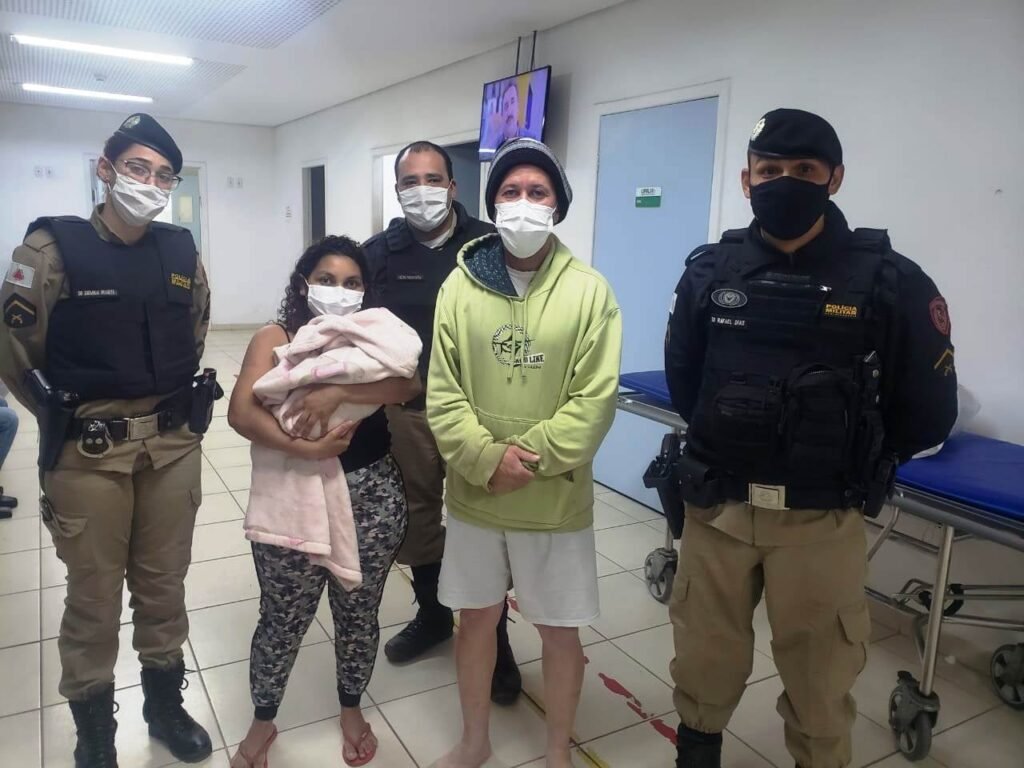Policiais salvam bebê engasgado em Sabará