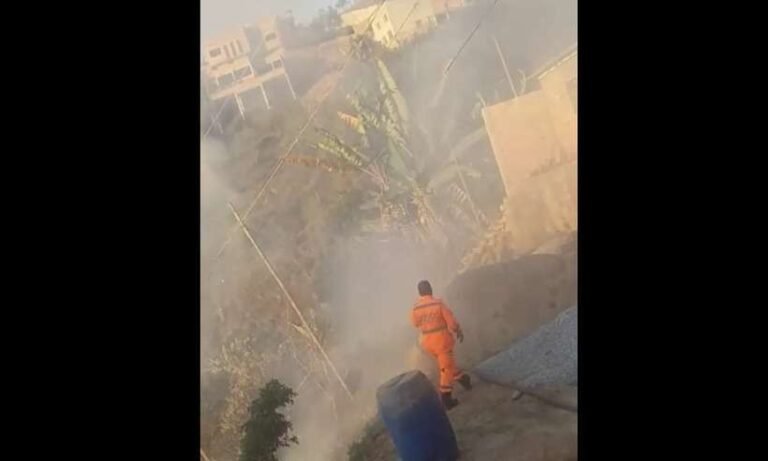 Bombeiros combatem incêndio em telhados de casas em Sabará