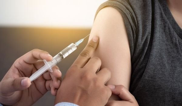 Sabará começa a aplicar 4ª dose da vacina contra Covid-19 em maiores de 40 anos
