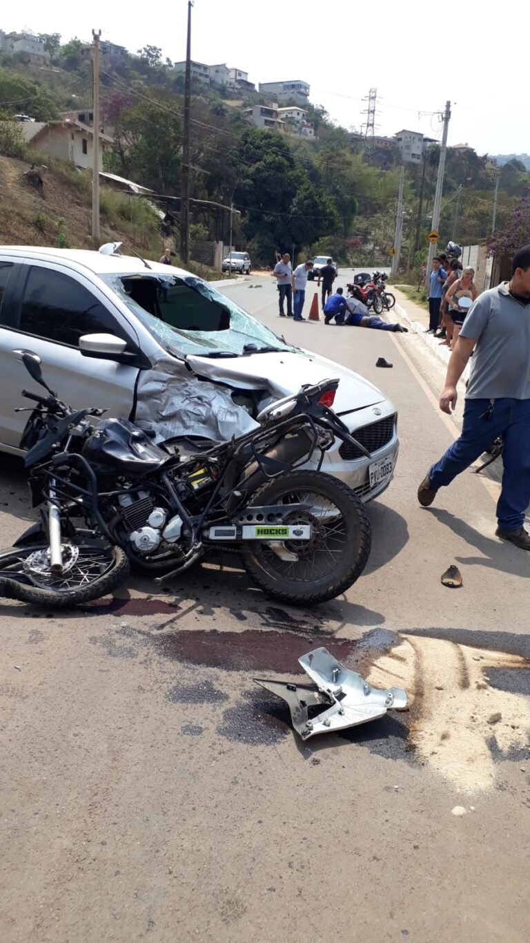 Acidente entre um carro e uma moto deixa feridos no bairro Paciência