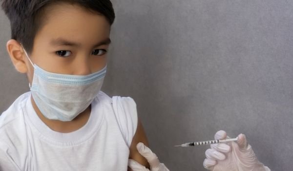 Criança de 7 anos: Vacinação contra a Covid-19 em Sabará