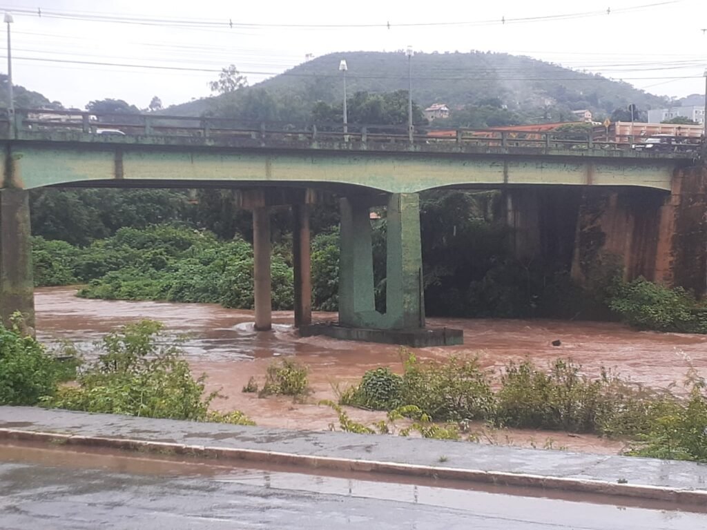 Moradores de Sabará temem novas enchentes