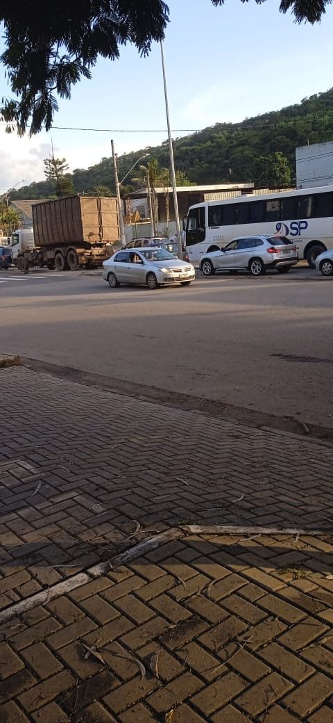 Carreta tomba e deixa trânsito parado na MGC-262
