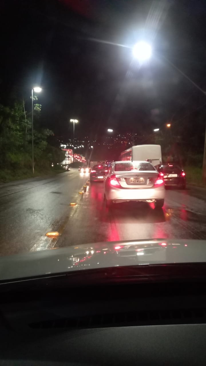 Buraco em ponte prejudica trânsito em Sabará, nesta segunda-feira 07