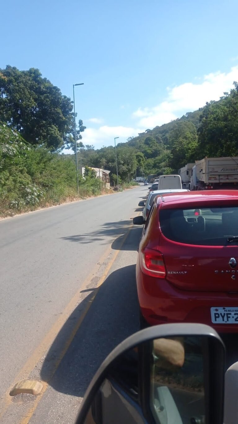 Motoristas enfrentam trânsito lento próximo a obra da nova ponte de General Carneiro