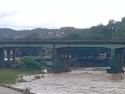 Vítimas de enchente em Sabará temem a chuva