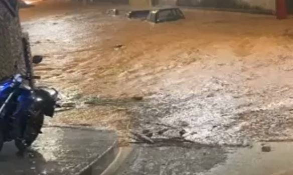 Chuva provoca alagamentos em Sabará, neste domingo (11)